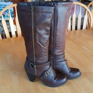 Nice comfortable brown heeled boots! Wide calf